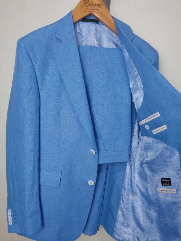 Traje completo color azul cielo en Lino / Corte clasico